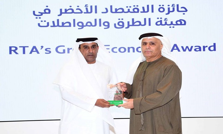 معهد الإمارات للسياقة يفوز بجائزة الاقتصاد الأخضر من هيئة الطرق والمواصلات